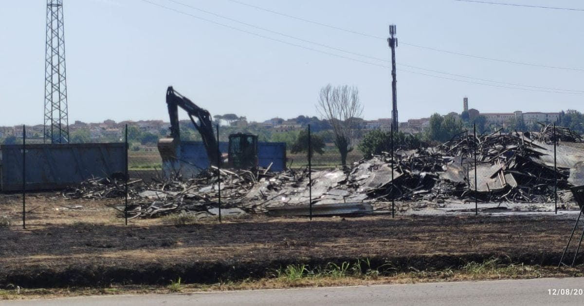 Incendio via dei Tavi spento, sindaco Mini evacua famiglie