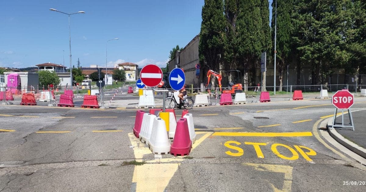 Asfaltatura notturna alla rotatoria del cimitero: strada chiusa venerdì sera