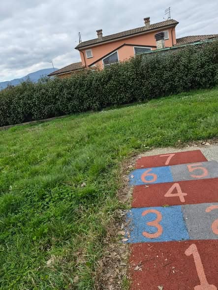 Protesta per il degrado del parco giochi