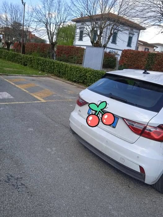 Parcheggio disabili occupato alla scuola