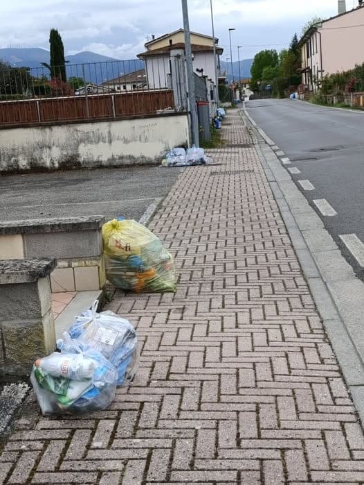 Mancata raccolta rifiuti Geofor in via Ponticelli