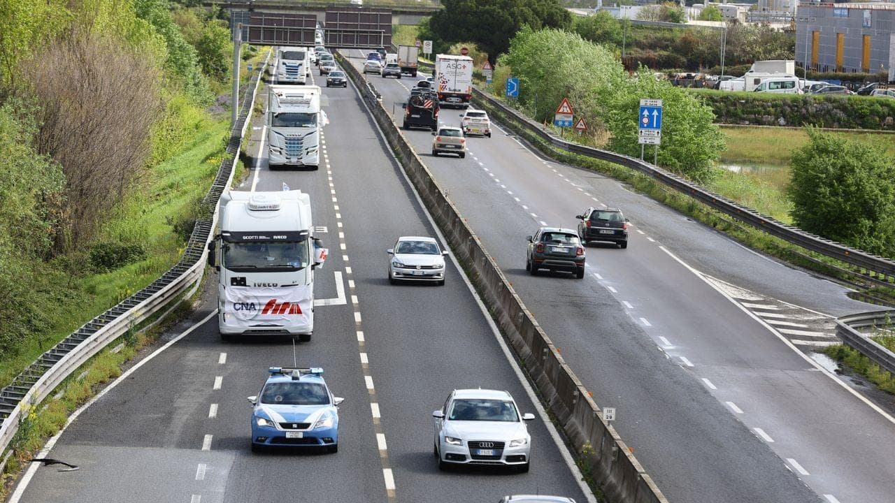 Fi-Pi-Li, uomo nudo al volante: sempre più segnalazioni – La “tattica” per attirare l’attenzione
