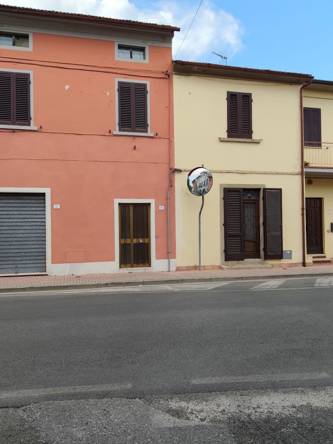 Specchio stradale mal orientato in via della Chiesa: rischio incidenti