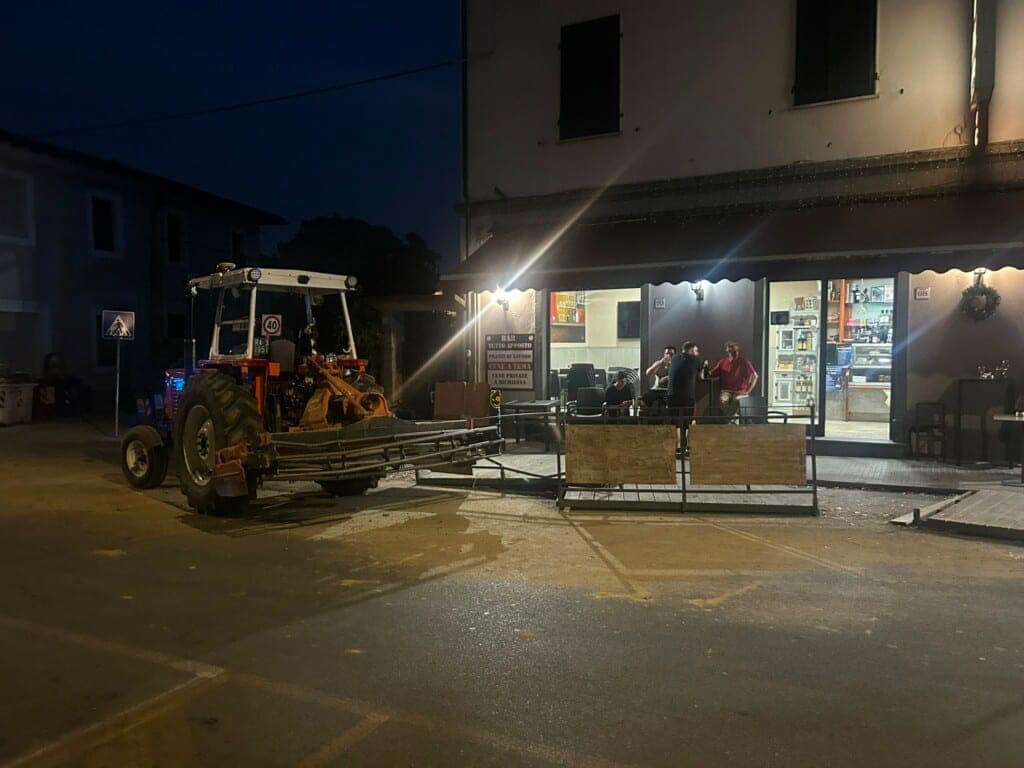 Spianate, mezzo agricolo in transito abbatte dehor; un ferito in codice rosso - NoiTV