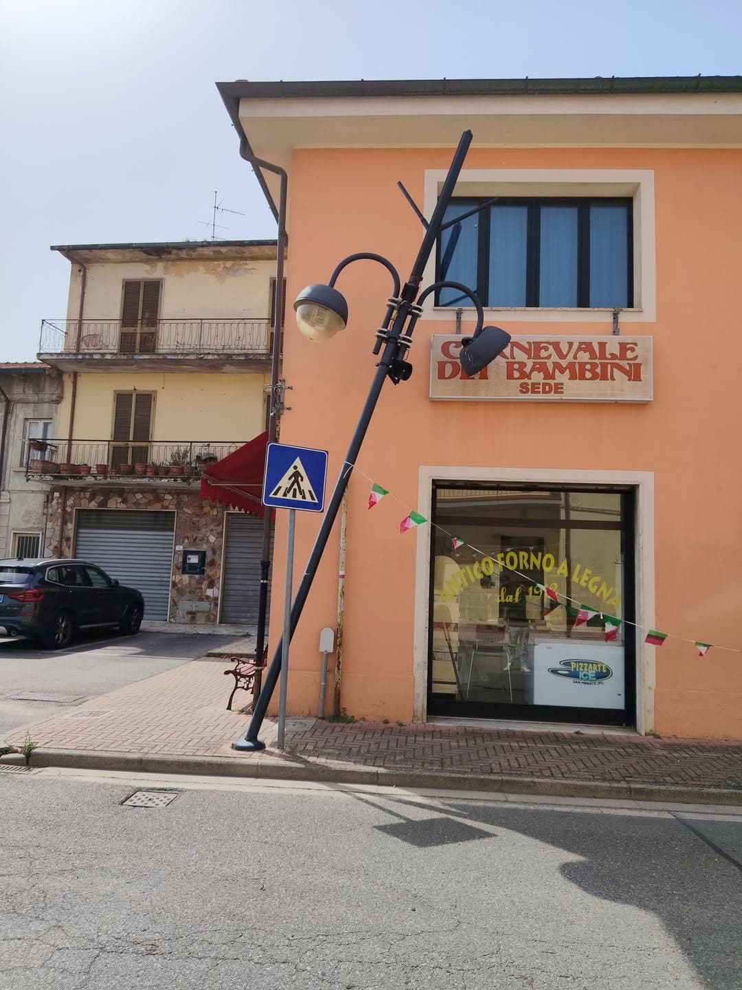 Allerta a Orentano: Palo urtato e pericolante
