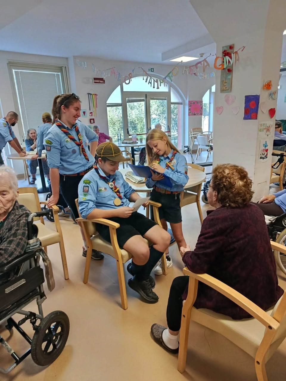Gli Scout in visita agli anziani: Le foto dell'uscita del gruppo