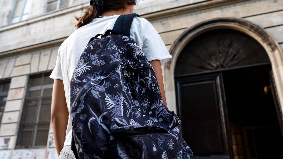 Una 12enne ferisce una coetanea con delle forbici in una scuola del Pisano