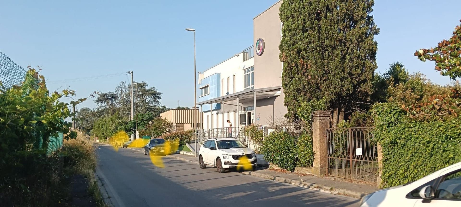 Auto sui marciapiedi in orario scolastico: pericolo per i pedoni