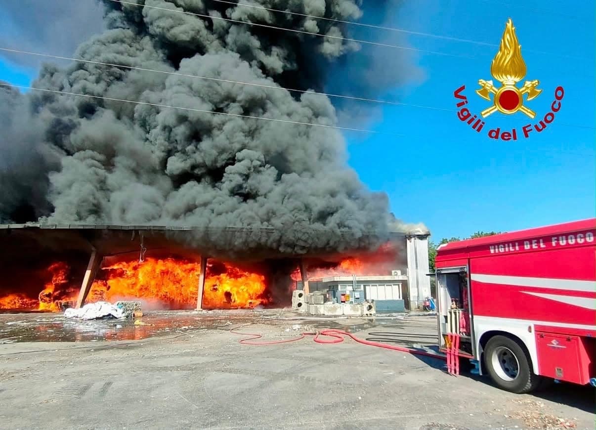 Maxi incendio alla Delca di Lugnano