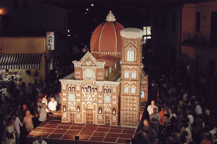 The Dolcione as the Florence Duomo in pastry, surrounded by the festival crowd at night